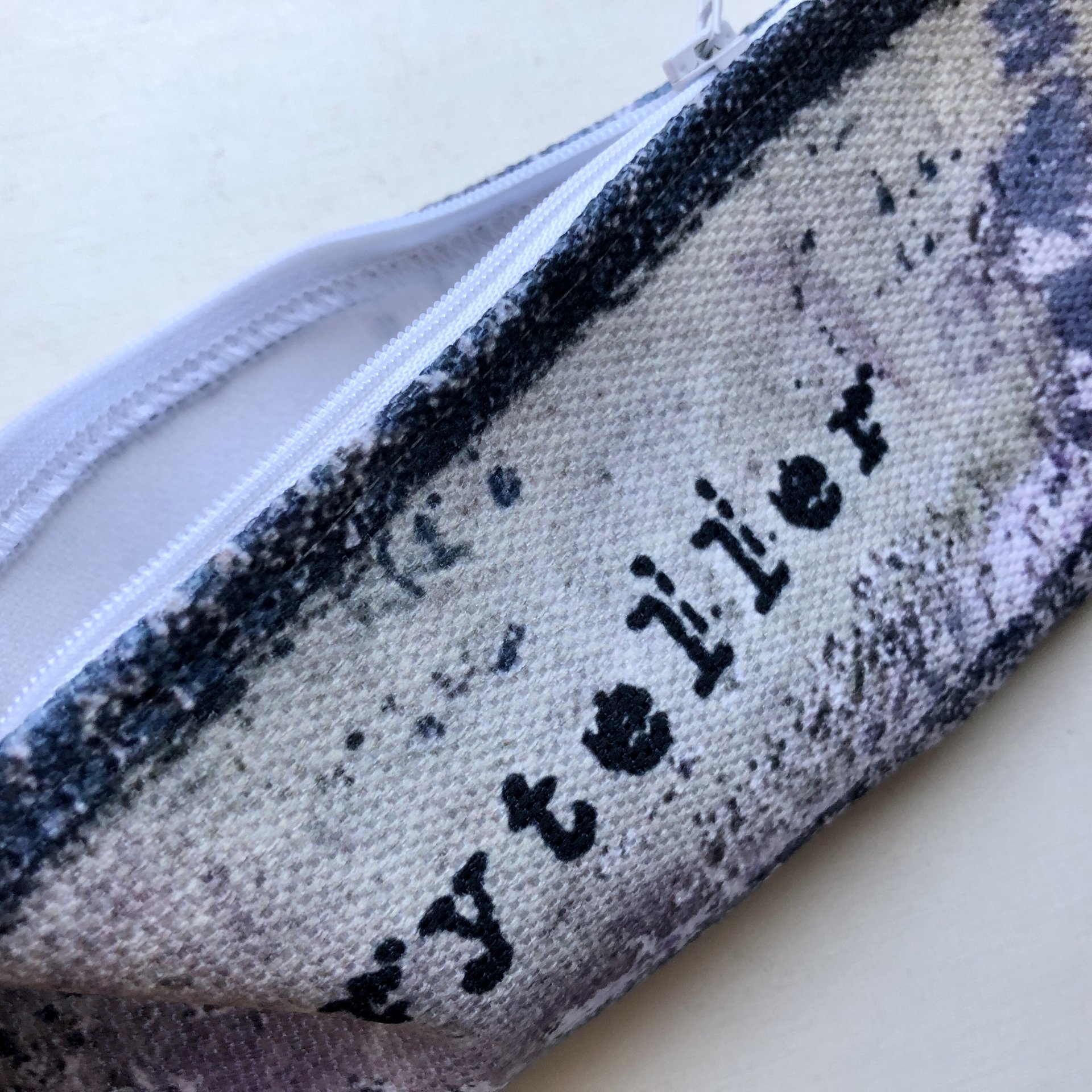 Zip It: Storyteller Small Art Carry-All