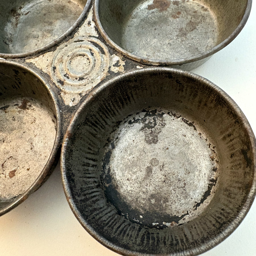 SOLD: Vintage 1960s Muffin Tin